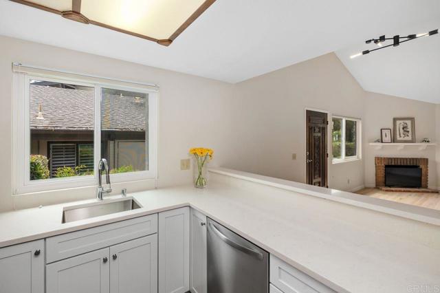 8370 Via Sonoma, La Jolla CA: https://media.crmls.org/mediaz/d3cf255f-bbb6-41f4-a92c-d612efd55a20.jpg