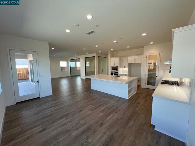 16121 Poulson Ct, Lathrop CA: https://media.crmls.org/mediaz/d3cf3bf0-2842-456d-9da4-c6393b3d5494.jpg
