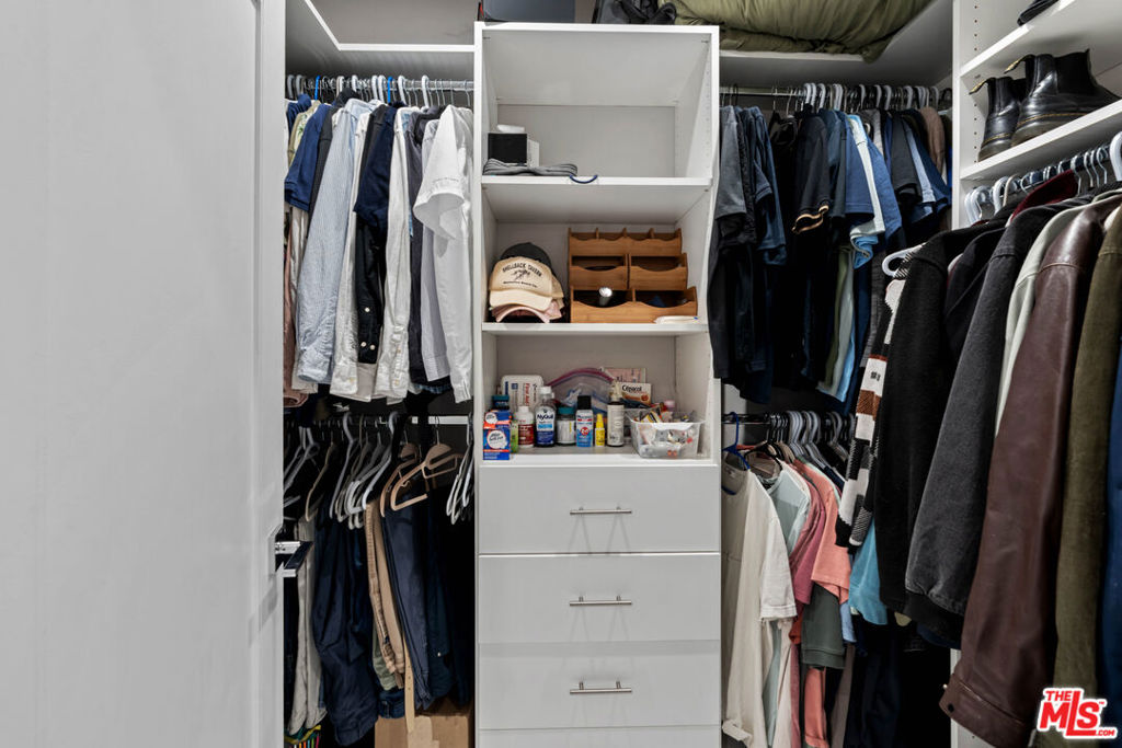 https://media.crmls.org/mediaz/d3cf6873-169b-48a8-8608-ee3c9acffddb.jpg?preset=X-Large
