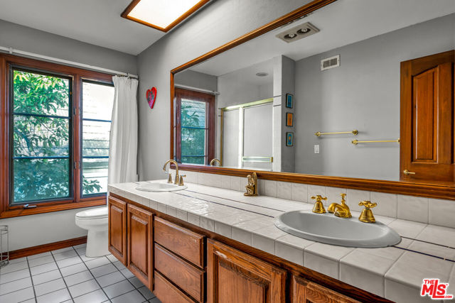 6024 Woodland View Drive, Woodland Hills CA: https://media.crmls.org/mediaz/d3cf7adb-26f9-479f-999a-48fe191d165b.jpg