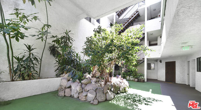 630 N Grand Avenue, Los Angeles CA: https://media.crmls.org/mediaz/d3d00ecc-b943-4500-8642-01f44fccfe4c.jpg