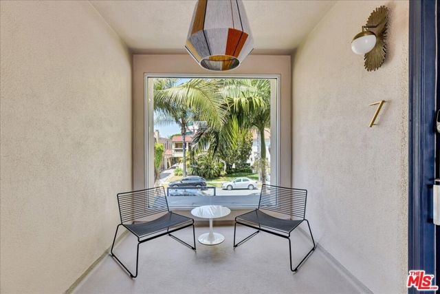 210 S Hamilton Drive, Beverly Hills CA: https://media.crmls.org/mediaz/d3d02677-c40c-483b-8494-89fb9a3c21b7.jpg