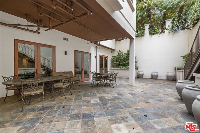 261 S Reeves Drive, Beverly Hills CA: https://media.crmls.org/mediaz/d3d0756e-ca47-4d45-92e3-e16c79d49368.jpg