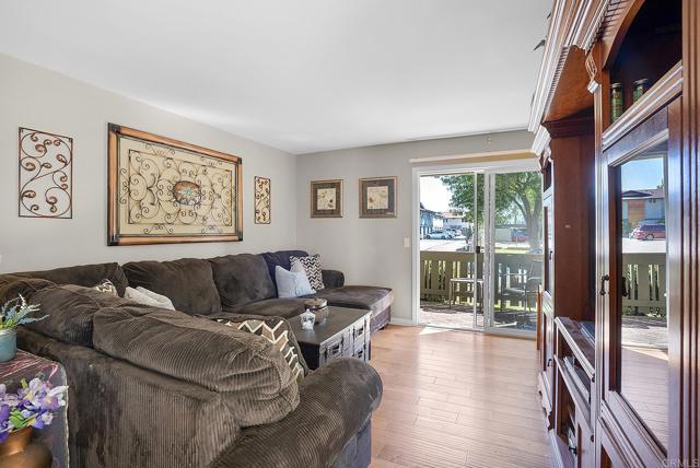 2536 White Oak Place, Escondido CA: https://media.crmls.org/mediaz/d3d0e927-4182-4658-9d3b-a88374c46a6e.jpg