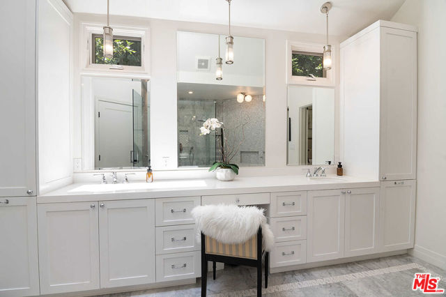 342 N Citrus Avenue, Los Angeles CA: https://media.crmls.org/mediaz/d3d0ed3e-8ccc-4ab9-a0e3-eaadde3b94a0.jpg