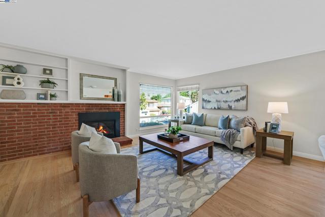 19028 Clemans Dr, Castro Valley CA: https://media.crmls.org/mediaz/d3d20386-bccd-498b-9a6e-9fb1e88c182c.jpg