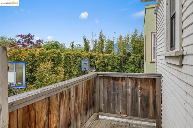 1406 Kains Ave, Berkeley CA: https://media.crmls.org/mediaz/d3d2c3b1-5364-42d0-960c-6878b246d8af.jpg