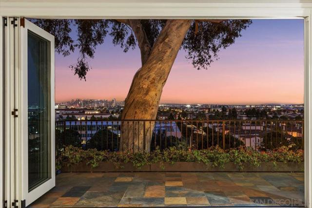 2205 Locust St, San Diego CA: https://media.crmls.org/mediaz/d3d2e8c2-7435-40f7-8bd3-66d169b3403c.jpg