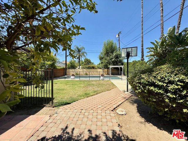 5379 Yolanda Avenue, Tarzana CA: https://media.crmls.org/mediaz/d3d44fe6-cb1a-44ae-a3f7-eade7cc50445.jpg
