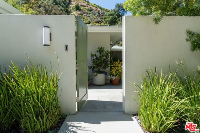 1726 Stone Canyon Road, Los Angeles CA: https://media.crmls.org/mediaz/d3d4b5aa-5409-403f-b399-7f32b7546de0.jpg