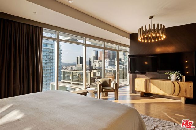 1155 S Grand Avenue, Los Angeles CA: https://media.crmls.org/mediaz/d3d4ce6f-098a-4df3-97cb-f9cf6d83f64d.jpg