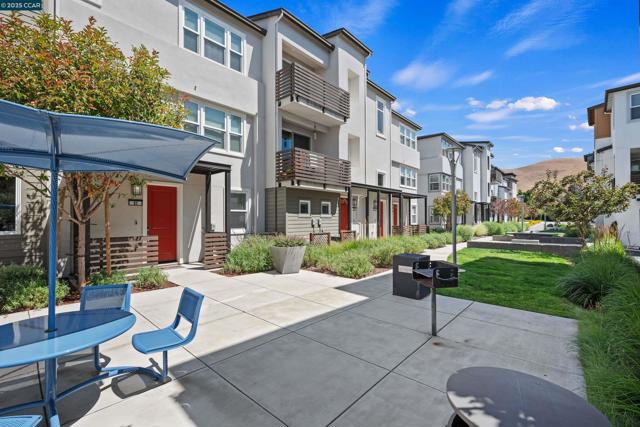 92 Zenith Cmn, Fremont CA: https://media.crmls.org/mediaz/d3d5279e-9d79-4aa2-91c2-b4a949618b61.jpg