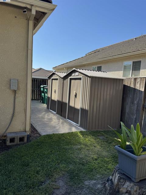10342 Mono Ct, Stockton CA: https://media.crmls.org/mediaz/d3d697a2-ff6a-4e35-9ae4-9a97efc6ff2e.jpg
