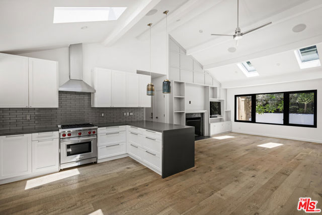 2425 Rinconia Drive, Los Angeles CA: https://media.crmls.org/mediaz/d3d75b4a-a5f7-4933-87a5-d5754de02f57.jpg