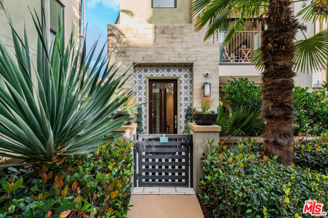 5929 Coral Place, Playa Vista CA: https://media.crmls.org/mediaz/d3d7b978-1709-4f8d-a3bb-c76e693b6dec.jpg