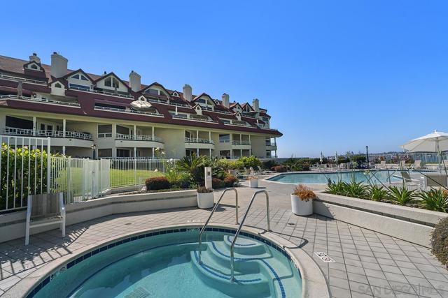 1099 1st St, Coronado CA: https://media.crmls.org/mediaz/d3d83d20-1f31-443b-befe-cb83bfb1008f.jpg