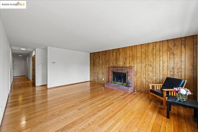 3312 Wisconsin St, Oakland CA: https://media.crmls.org/mediaz/d3d91172-0af5-4f15-8a87-ec24cdcc7902.jpg