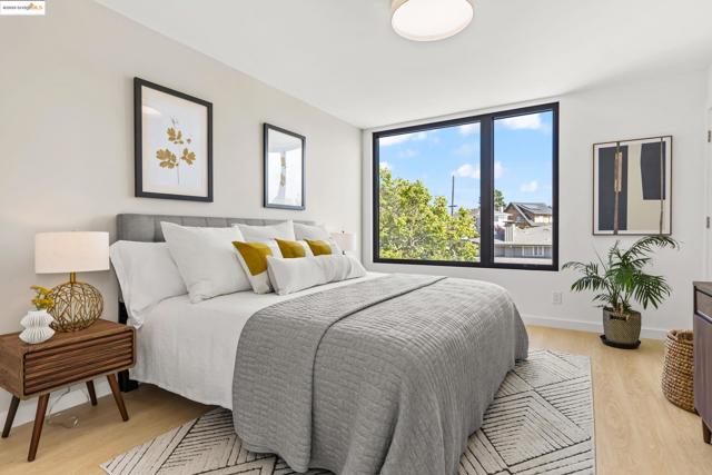4031 Park Blvd, Oakland CA: https://media.crmls.org/mediaz/d3d95090-383c-47bb-8bcb-196f2787a1de.jpg