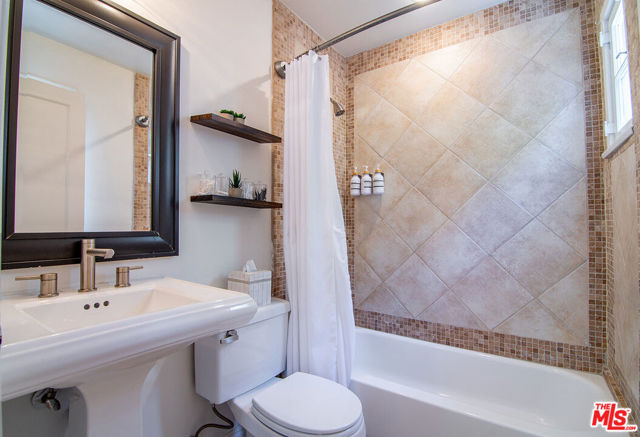 8260 Oakwood Avenue, Los Angeles CA: https://media.crmls.org/mediaz/d3da945c-341c-4a12-8185-415faf173adf.jpg