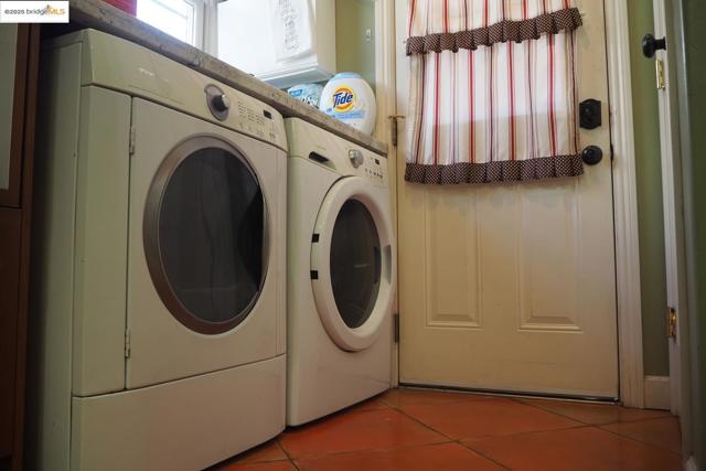 765 Farringdon LN, Burlingame CA: https://media.crmls.org/mediaz/d3daf5b9-f430-4349-b3d2-954fea0989be.jpg