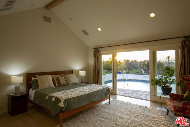 16303 Mandalay Drive, Encino CA: https://media.crmls.org/mediaz/d3dc5586-89ba-4ba9-adbf-b0a817aba9b0.jpg