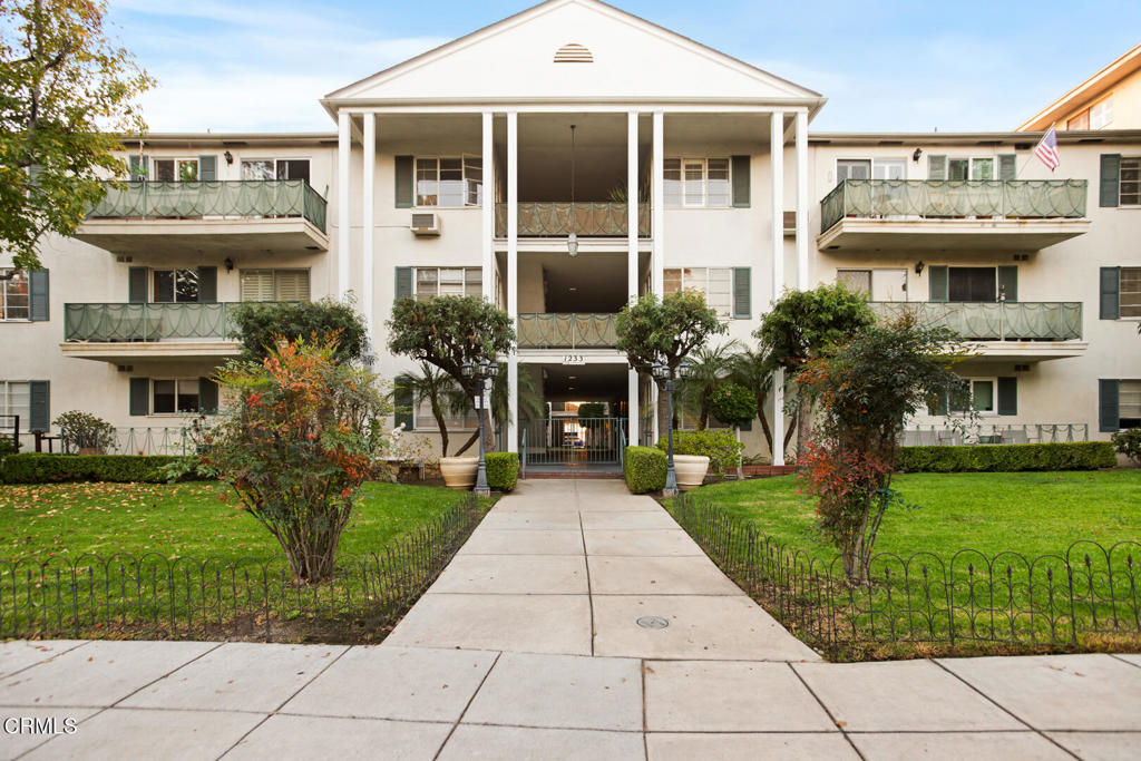 1233 N Columbus Avenue #1C