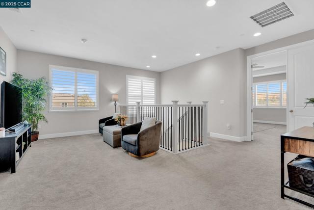 499 Yarrow Dr, Fairfield CA: https://media.crmls.org/mediaz/d3df2120-8f4e-4dd6-b986-a961bd8ba6d8.jpg