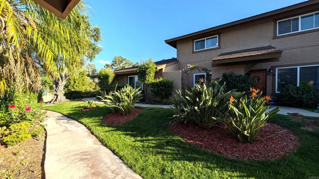 8021 Calle Fanita, Santee CA: https://media.crmls.org/mediaz/d3dfdf94-aaf8-4e08-b6bd-217dfb9253ee.jpg