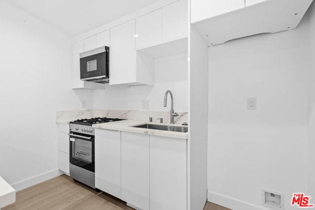 10943 Christine Way, Tujunga CA: https://media.crmls.org/mediaz/d3e04bfb-501b-4aaf-930f-50c1a937106b.jpg