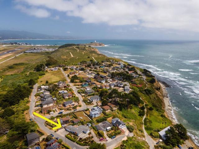 816 Park Avenue, Moss Beach CA: https://media.crmls.org/mediaz/d3e12d2a-80ee-41cd-bb5b-06f774cc48e1.jpg