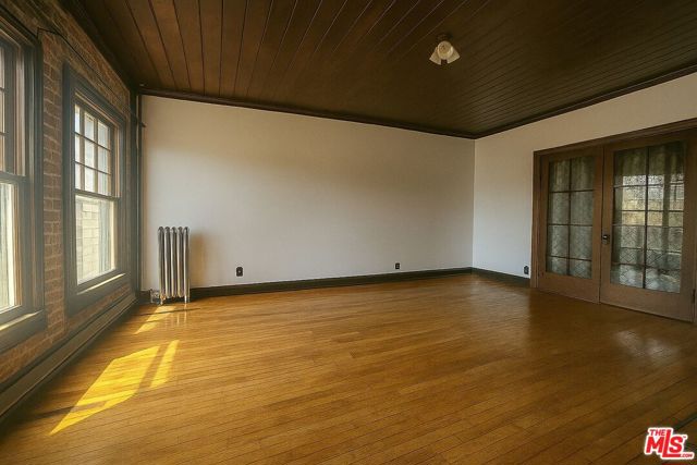 2121 James M Wood Boulevard, Los Angeles CA: https://media.crmls.org/mediaz/d3e155e1-d6ac-47ee-be79-17b4391a370e.jpg