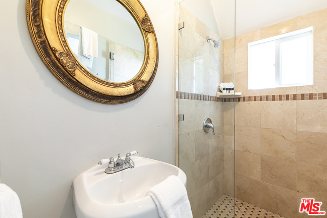 8545 FRANKLIN Avenue, Los Angeles CA: https://media.crmls.org/mediaz/d3e1c53b-87a5-4289-8a90-d6fe90883646.jpg