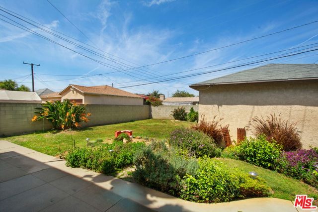 2901 W 85th Street, Inglewood CA: https://media.crmls.org/mediaz/d3e2eade-337c-4a71-9377-3b09ca67b3ee.jpg