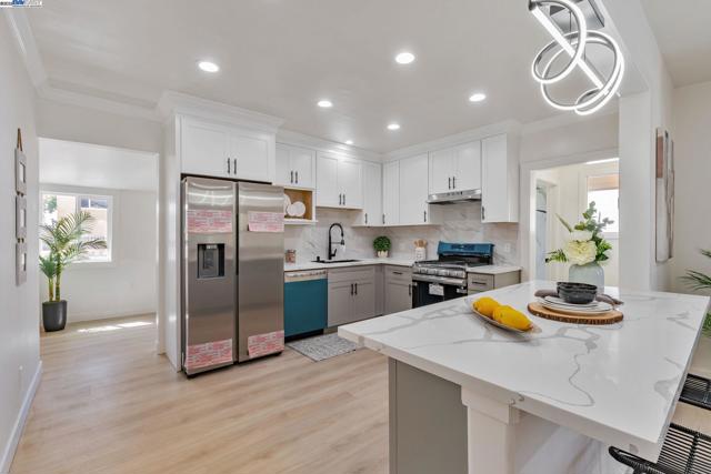 2720 Short St, Oakland CA: https://media.crmls.org/mediaz/d3e2fe53-8a77-4871-8f7f-52313c295a79.jpg