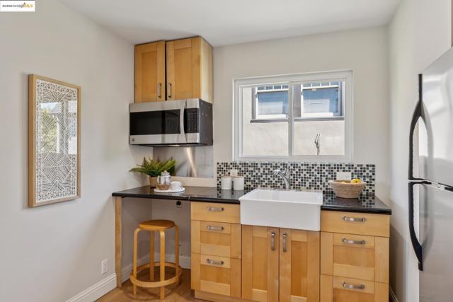 612 Longridge Rd, Oakland CA: https://media.crmls.org/mediaz/d3e34a64-0ebc-4832-8cd0-1bbda516dd43.jpg