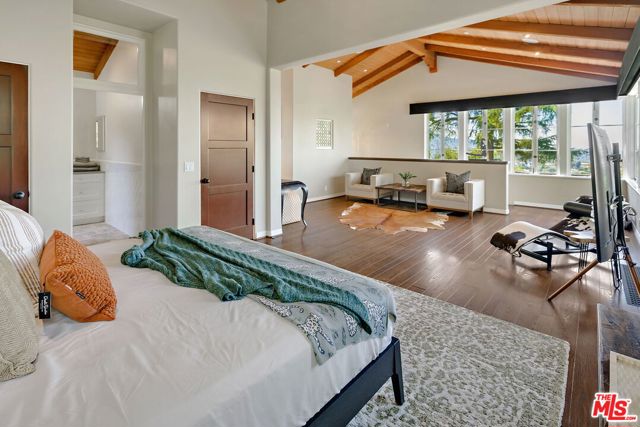 3527 Wonder View Drive, Los Angeles CA: https://media.crmls.org/mediaz/d3e4227c-918e-407c-b1f2-f9ce4b0156aa.jpg