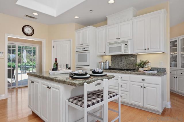 1324 Vista Colina Dr, San Marcos CA: https://media.crmls.org/mediaz/d3e45712-2689-4fc0-b017-4ced9ea00208.jpg