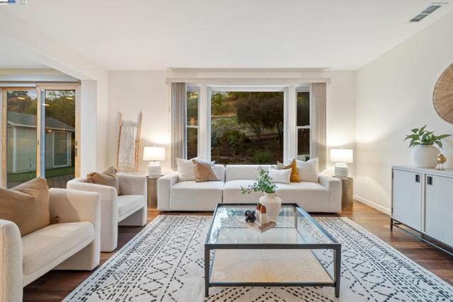 4110 Mystic View Ct, Hayward CA: https://media.crmls.org/mediaz/d3e47b62-1f1f-41e8-89bf-467cc5ad6fef.jpg