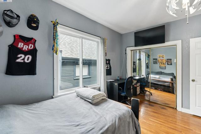 1706 Fairview St, Berkeley CA: https://media.crmls.org/mediaz/d3e4c3d4-5169-4ada-b2b7-f986397442e2.jpg