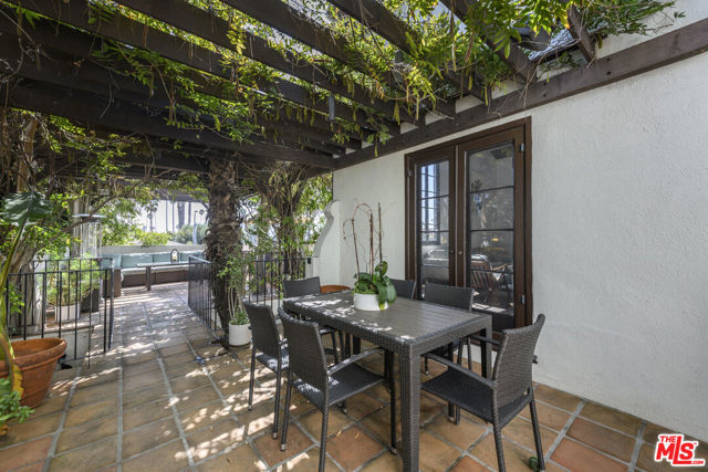 5181 Franklin Avenue, Los Angeles CA: https://media.crmls.org/mediaz/d3e5c670-987f-4753-893d-fd383c9bd51f.jpg