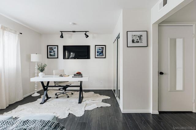 4652 Don Lorenzo Dr, Los Angeles CA: https://media.crmls.org/mediaz/d3e5ed12-57d0-498e-8406-a490cea8ceaf.jpg