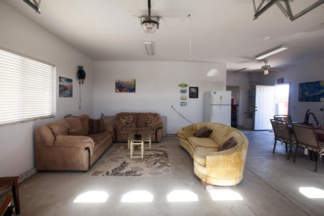 1224 Red Sea Avenue, Thermal CA: https://media.crmls.org/mediaz/d3e5f87e-70e3-447a-8894-925921d5430c.jpg