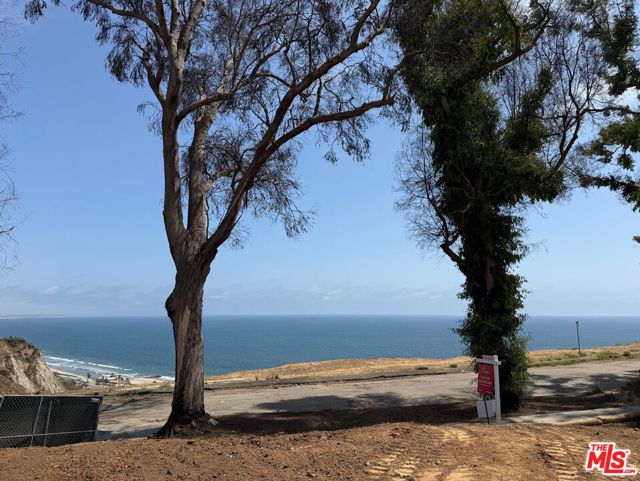 15419 Via De Las Olas, Pacific Palisades CA: https://media.crmls.org/mediaz/d3e68286-14a5-4f5d-9dc2-4b2f77d690ce.jpg