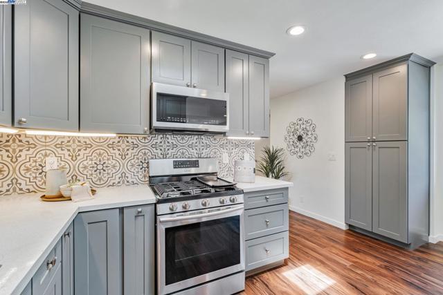 Image 12 of 43 For 41674 Mahoney St