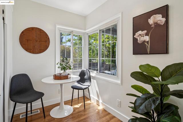4332 Hyacinth Ave, Oakland CA: https://media.crmls.org/mediaz/d3e723bd-a4e3-430a-baee-3f5469e6c03a.jpg