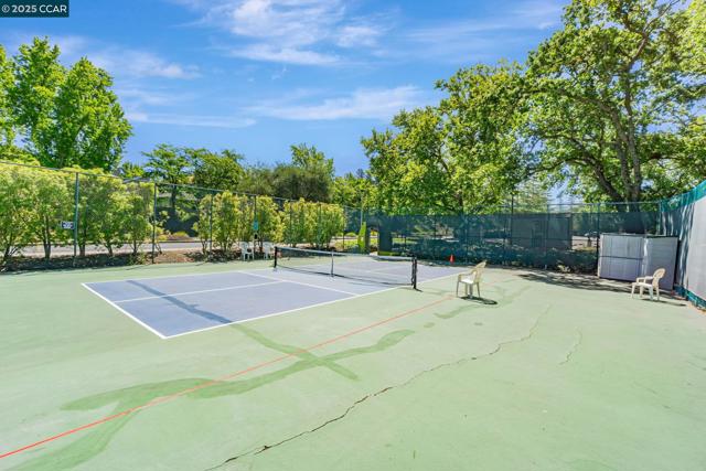 2900 Tice Creek Dr, Walnut Creek CA: https://media.crmls.org/mediaz/d3e7ad1e-02b2-4a74-871d-dd2b8b7b842d.jpg