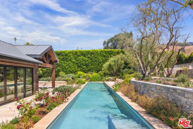 937 & 935 Las Lomas Avenue, Pacific Palisades CA: https://media.crmls.org/mediaz/d3e814c4-50d7-4f72-a6af-0b6109edc49d.jpg