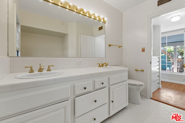 4909 Morse Avenue, Sherman Oaks CA: https://media.crmls.org/mediaz/d3e836e1-b55e-4b47-a18a-7da7cdac36e0.jpg