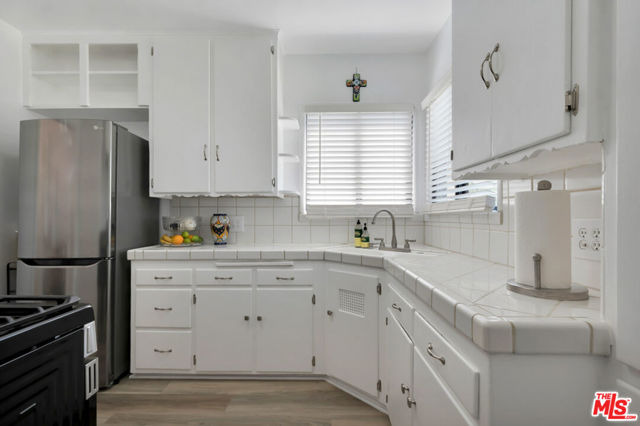 818 N Brand Boulevard, San Fernando CA: https://media.crmls.org/mediaz/d3e87de8-fa8b-4a34-85e6-38399651c826.jpg