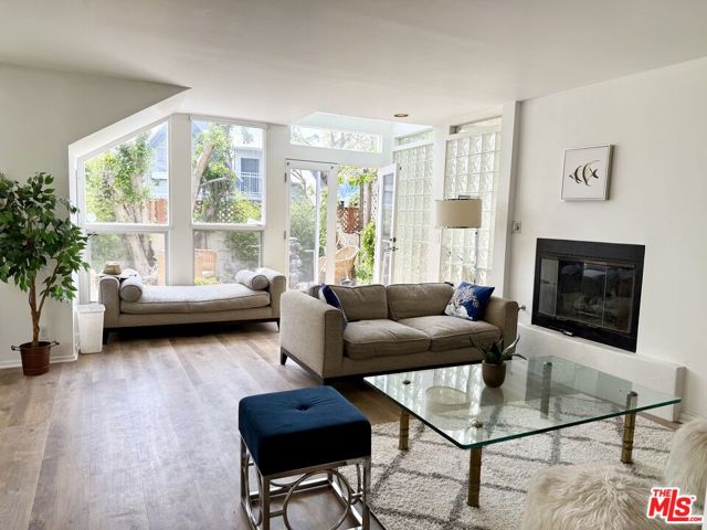 39 Westminster Avenue, Venice CA: https://media.crmls.org/mediaz/d3e95802-e788-4e10-95b3-b3fb0cff9666.jpg